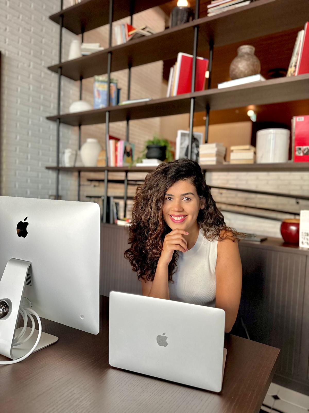 Brenda Campos, Estrategista de Conversão, em seu escritório